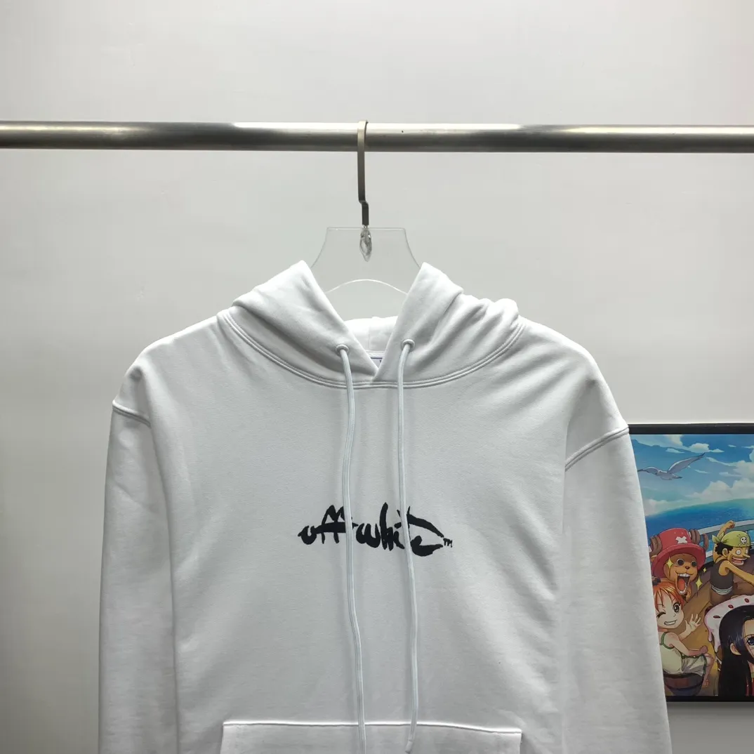 The top tested version of Off-White's new 2023 autumn and winter spray-painted graffiti arrow hooded sweatshirt. The new style adds graffiti elements, adding a touch of literary style to the overall through-style short-sleeved style. This is a typical OFF retro literary style. This is also the first expression of the two cultures since the merger with LV in 2021. The printing adopts screen printing imported glue technology, and the ink dots are even, imitating the natural dynamics of spray paint. The hollows are both dark and light, the transition is smooth, and the gradient effect is visible to the naked eye. The front printing uses the same process. Minimalist letter logo on the chest, OS version, same style for men and women! The 480g cotton texture feels smooth and textured, with full drape.  Color: Black White Size: XS-L P:410
